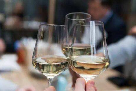 做完隆鼻手術(shù)后為什么不能喝酒?