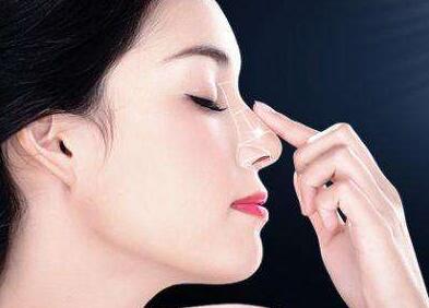 注射骨粉隆鼻的并發(fā)癥主要有以下三點：