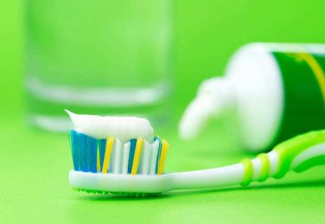 網(wǎng)傳的牙膏去眼袋有用嗎?