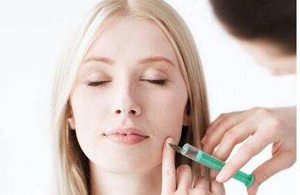 玻尿酸或自體脂肪填充那個更沒問題?