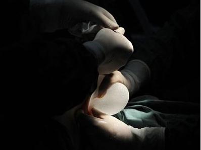 假體隆胸取出之后要放置新的假體嗎？