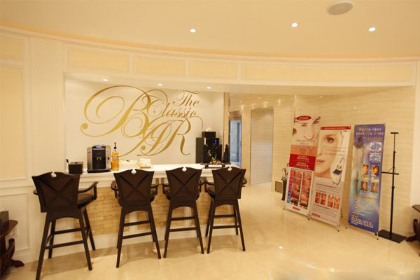 許多整形技術(shù)，特別是醫(yī)學(xué)博士金范熙院長發(fā)明的“三韓國德克勒斯經(jīng)典醫(yī)院候診區(qū)