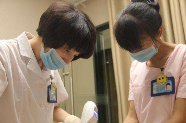 林秋蓉醫(yī)生在做皮膚調(diào)節(jié)時刻