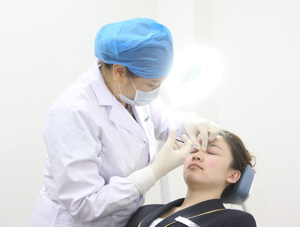 北京注射隆鼻多少錢？哪個(gè)品牌的玻尿酸隆鼻果好？