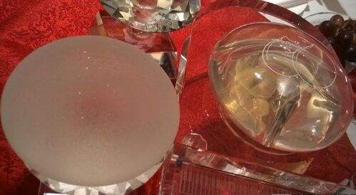 蜜桃假體隆胸自然嗎？會不會看著很假？