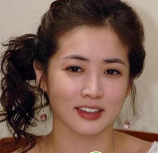 崔貞媛的大水汪汪的眼睛和可愛的臉蛋立刻吸引了許多觀眾的注意力