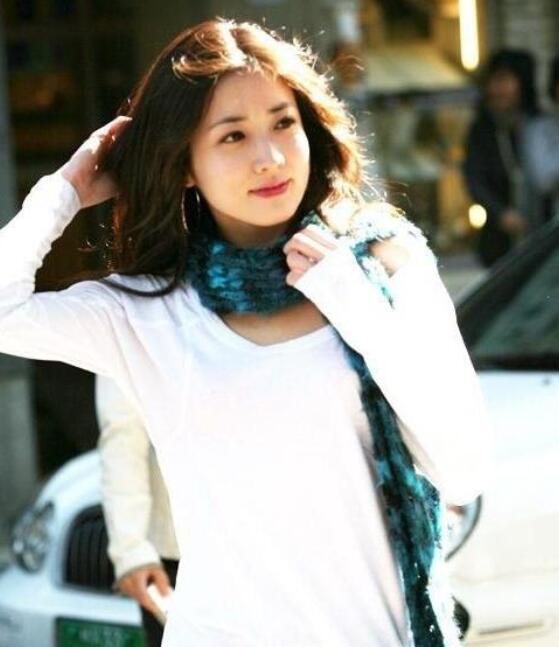 崔貞媛的大水汪汪的眼睛和可愛的臉蛋立刻吸引了許多觀眾的注意力