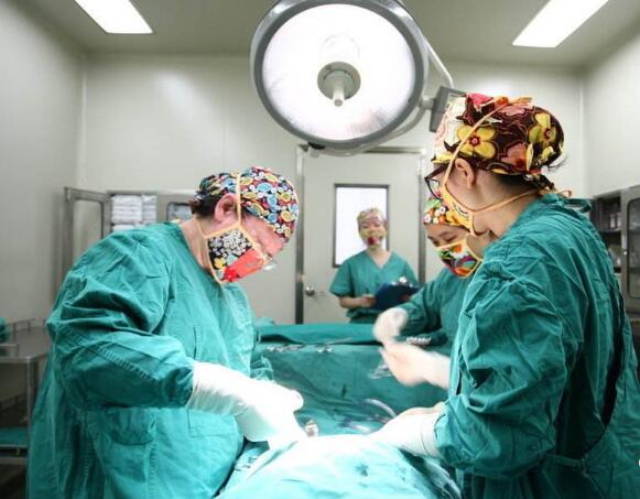 醫(yī)生團(tuán)隊(duì)