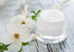 你拿護(hù)膚化妝品替代這些微整形項(xiàng)目 所以別人看起來像18而你像48