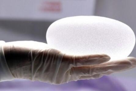 不同年齡段選擇的隆胸假體材料不同，需注意以下幾點