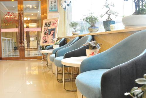 成都艾米麗潘紅偉醫(yī)生抽脂怎么樣？醫(yī)生團隊+費用明細表更新