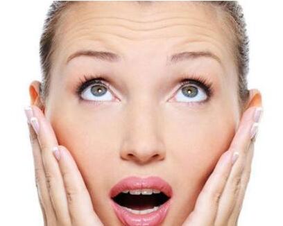 如何長期去除抬頭紋?