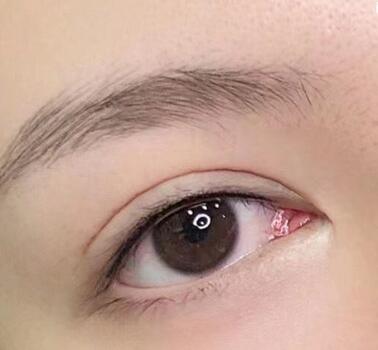 美瞳線反色的意思是什么?