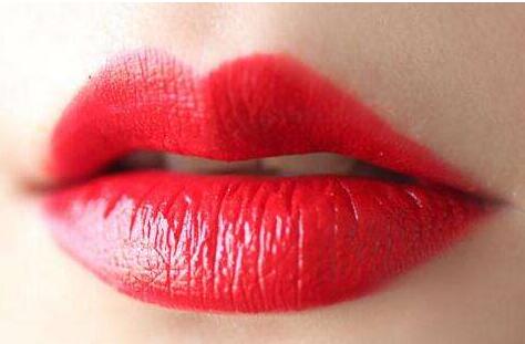 漂唇后起泡會不會影響著色?