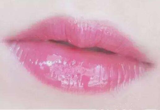 是什么導(dǎo)致嘴唇外翻的呢?