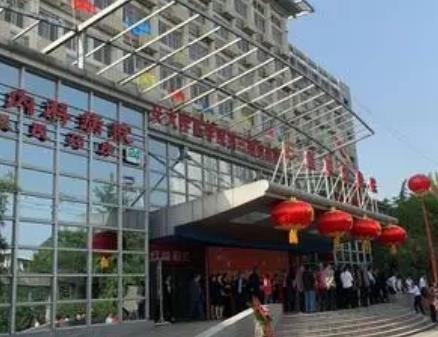 延安大學咸陽醫(yī)院醫(yī)療美容科祛斑價目表_黃蕾醫(yī)生簡介_案例大公開